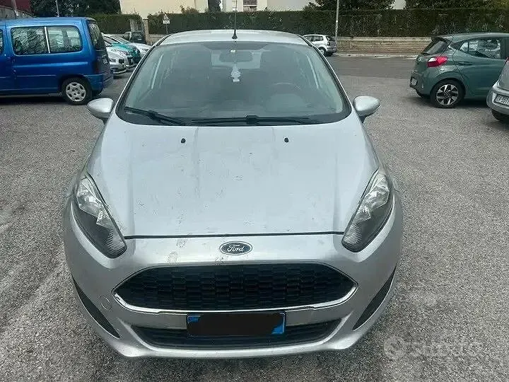 Usado Ford Fiesta Titanium 75 CV (55 kW) 2017 Gris Utilitario