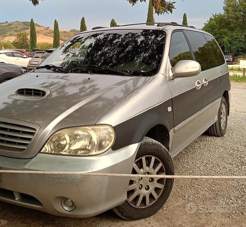 Grigio Usata 2003 Kia Carnival Monovolume | 900 € - Immagine 1/4