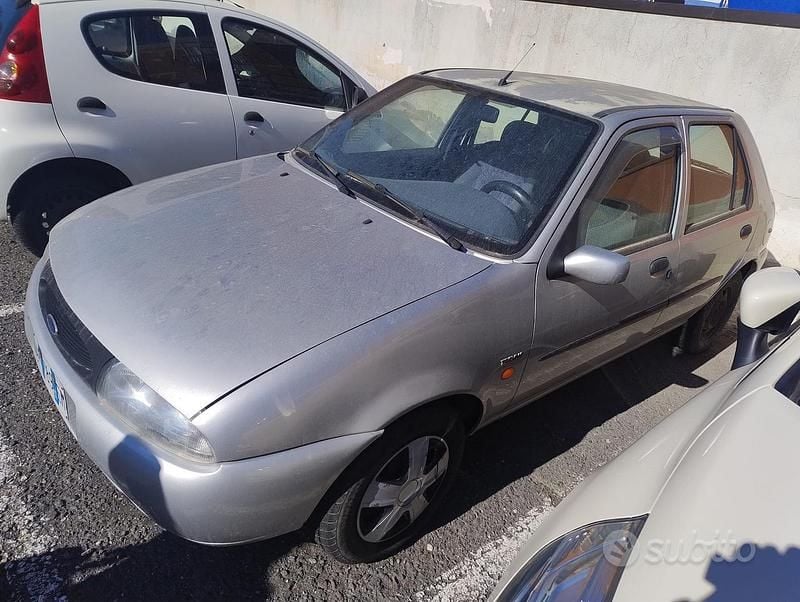 Usata Ford Fiesta 75 CV (55 kW) 1997 Grigio Utilitaria