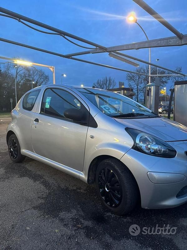Grigio Usata 2008 Toyota Aygo Due volumi | 3900 € (Cara) - Immagine 1/4