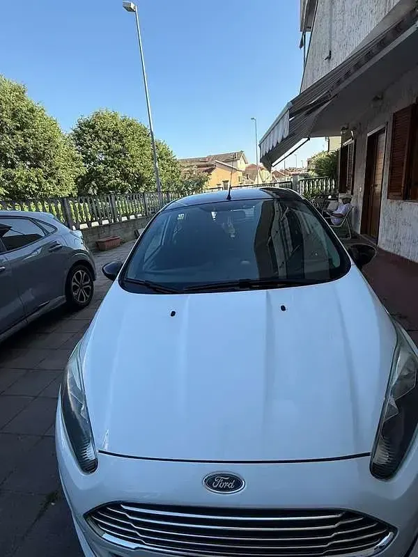 Usata Ford Fiesta 80 CV (58 kW) 2016 Bianco Utilitaria