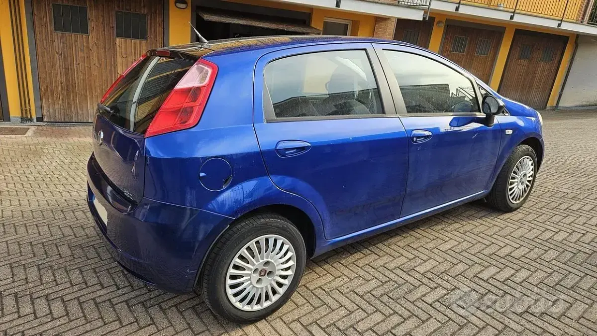 Usata Fiat Grande Punto Active 75 CV (55 kW) 2010 Bluazzurro Utilitaria