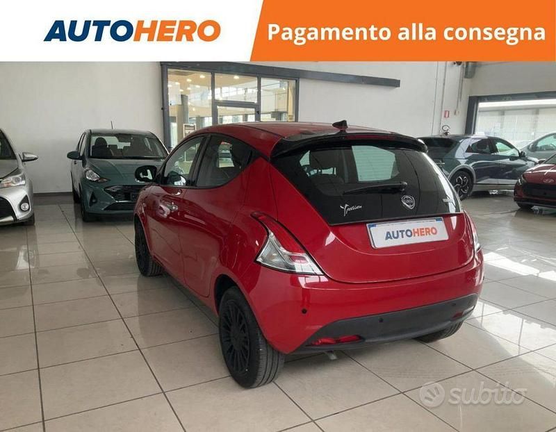 Usata Lancia Ypsilon Silver 69 CV (50 kW) 2023 Rosso Utilitaria