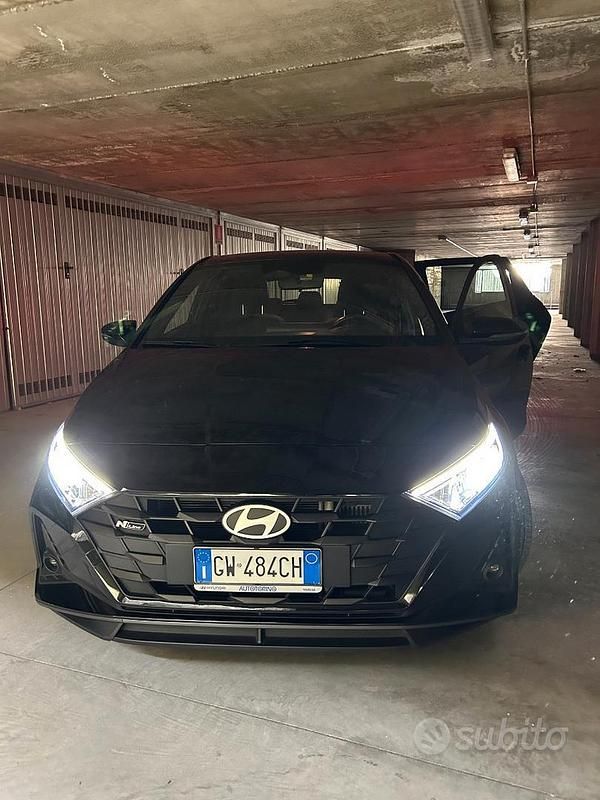 Nero Usata 2024 Hyundai i20 Due volumi | 17.000 € (Ottimo prezzo) - Immagine 1/4