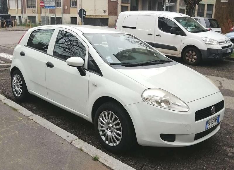 Usata Fiat Grande Punto Active 77 CV (56 kW) 2010 Bianco Utilitaria