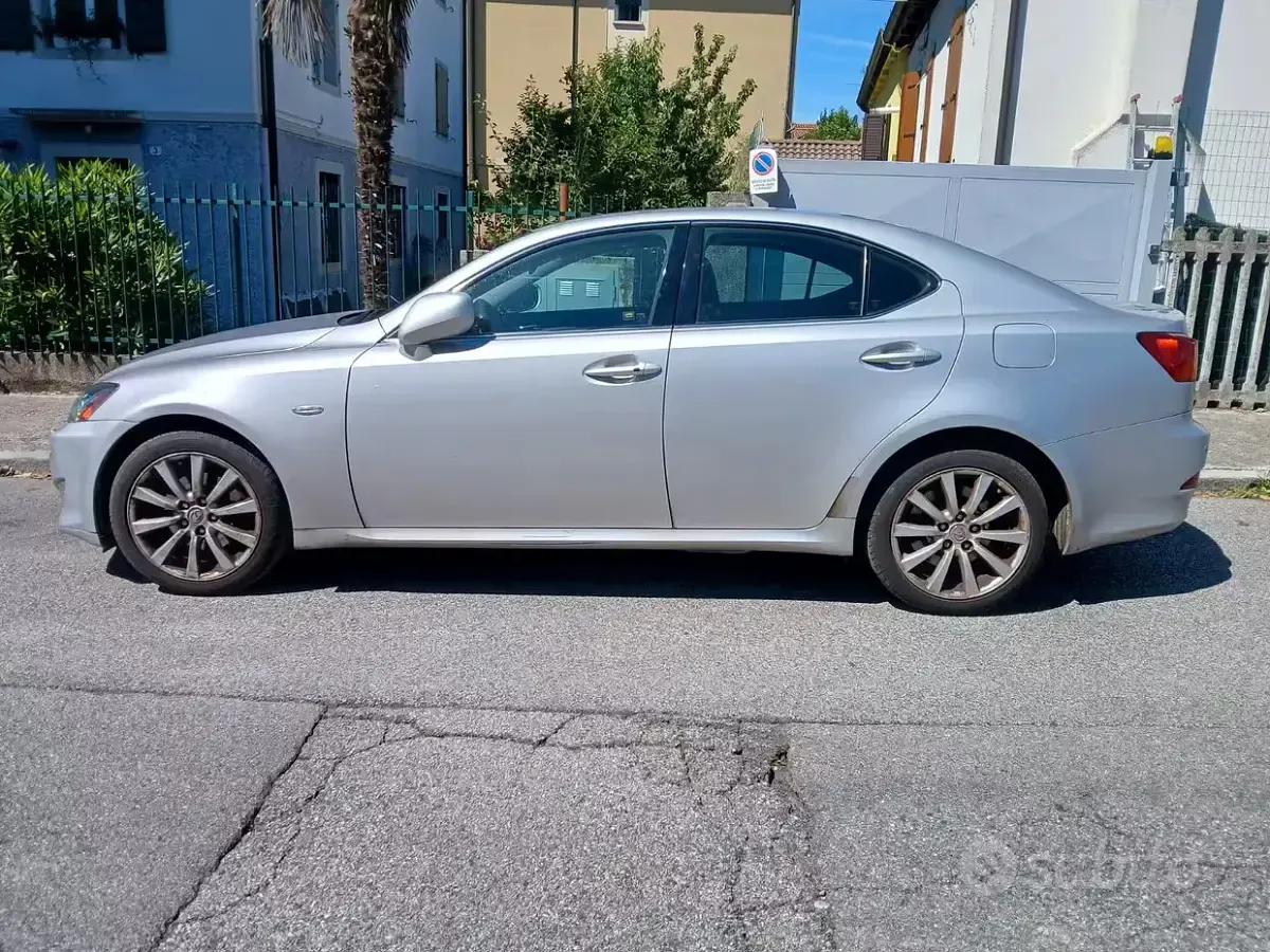 Usata Lexus IS220d Luxury Line 177 CV (130 kW) 2007 Grigio Berlina