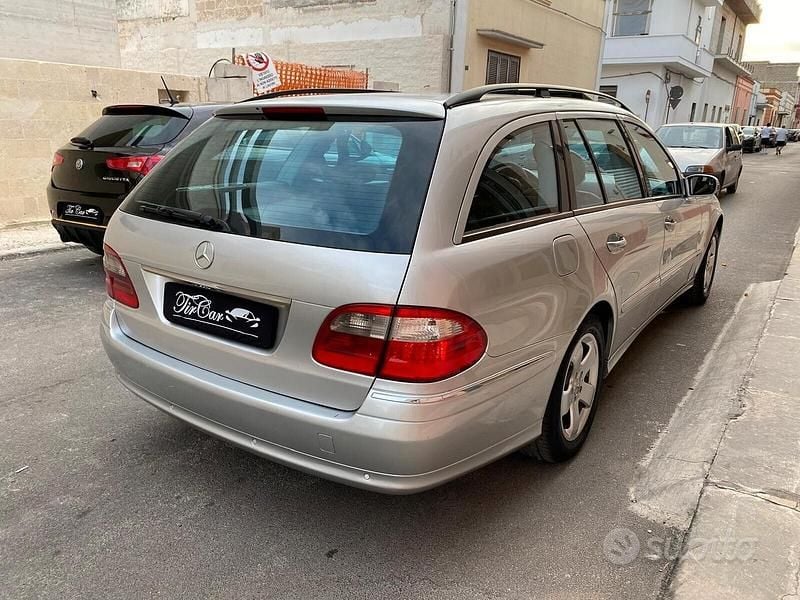 Usata Mercedes E220 Avantgarde 150 CV (110 kW) 2005 Grigio Berlina