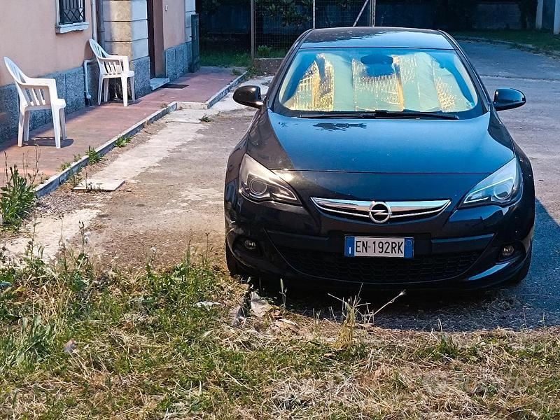 Nero Usata 2012 Opel Astra GTC Cosmo Coupé | 4500 € (Buon prezzo) - Immagine 1/4