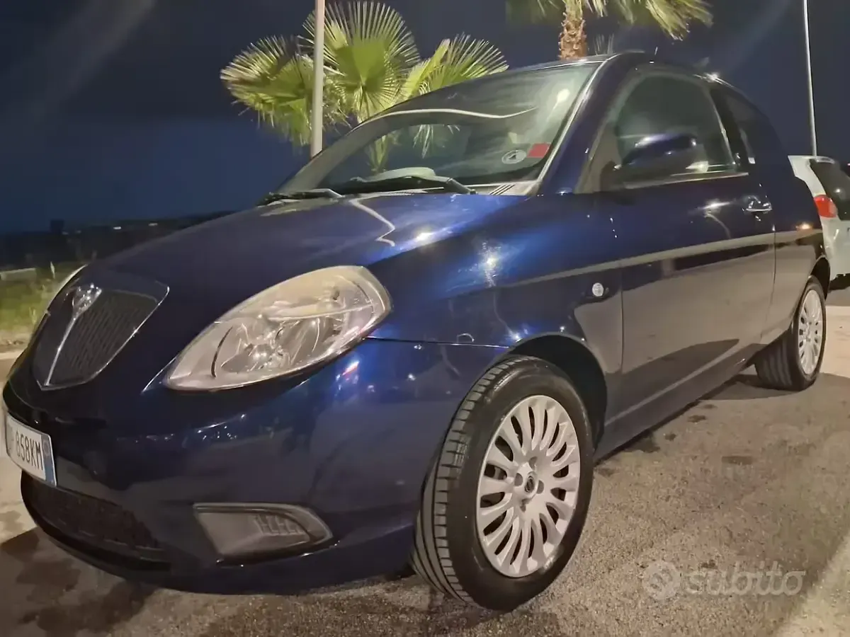 Begagnad Lancia Ypsilon 75 HK (55 kW) 2008 Blå Halvkombi
