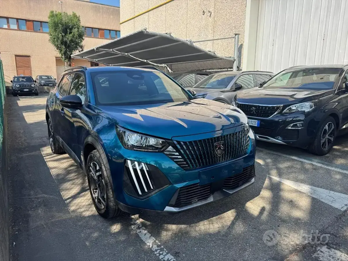 Usata Peugeot 2008 Allure 136 CV (100 kW) 2025 Blu metallizzato SUV