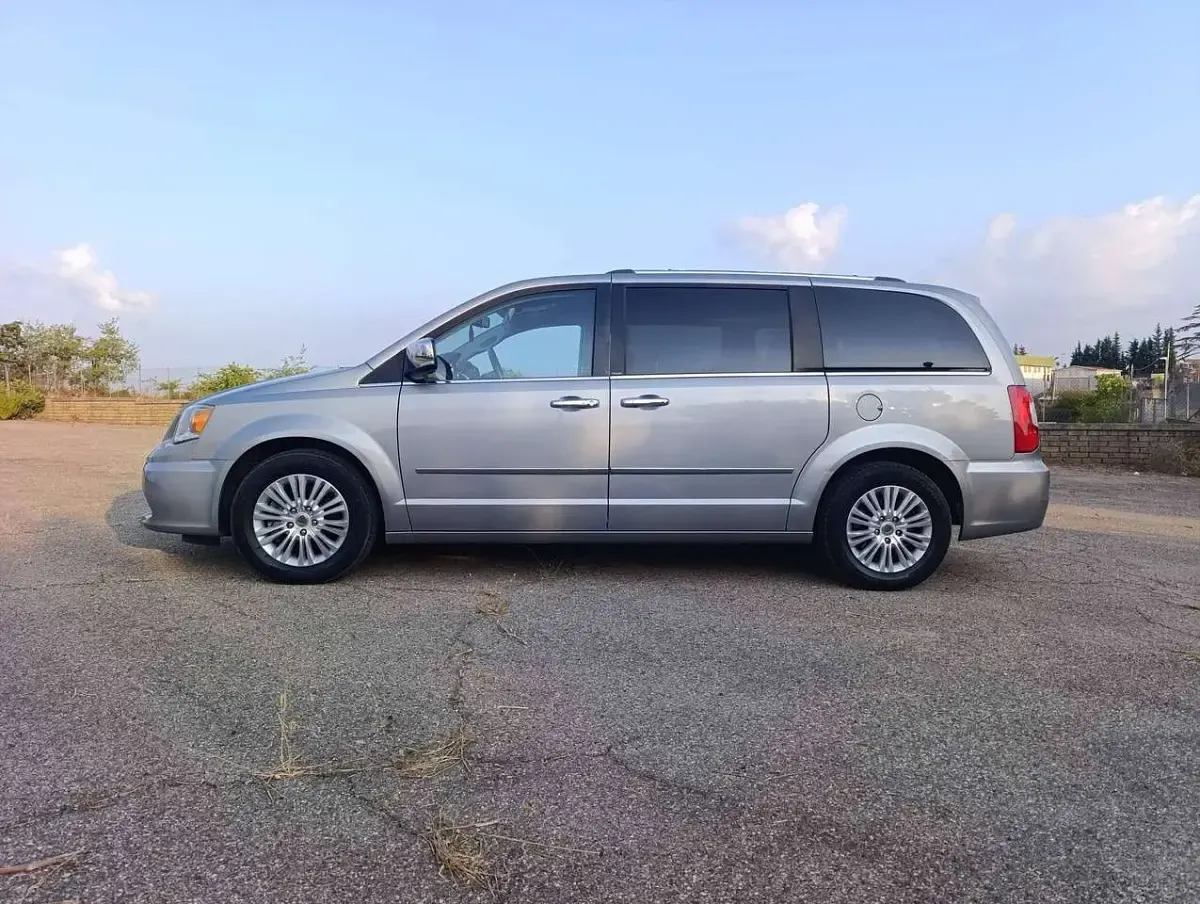 Usata Lancia Voyager Platinum 177 CV (130 kW) 2014 Grigio Monovolume