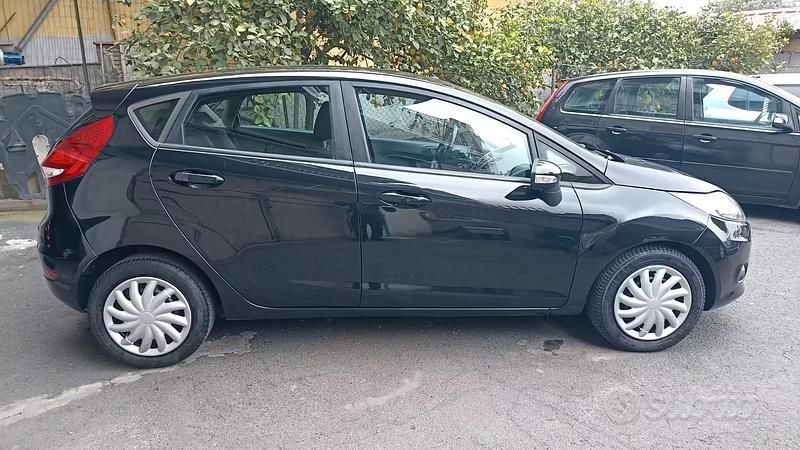 Begagnad Ford Fiesta 70 HK (51 kW) 2011 Svart Sedan