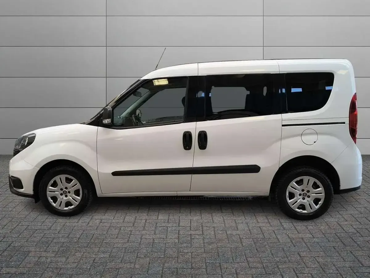 Usata Fiat Doblò Lounge 105 CV (77 kW) 2022 Bianco Monovolume