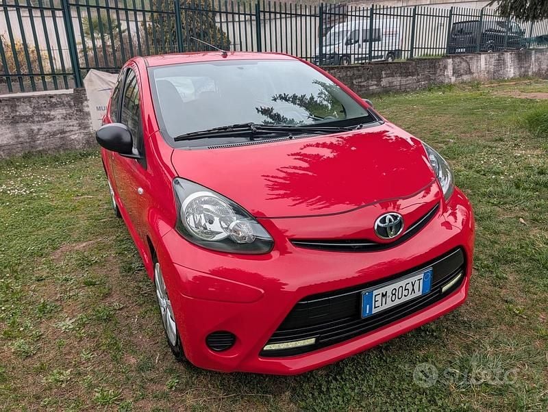 Usata Toyota Aygo Lounge 68 CV (50 kW) 2012 Rosso Utilitaria