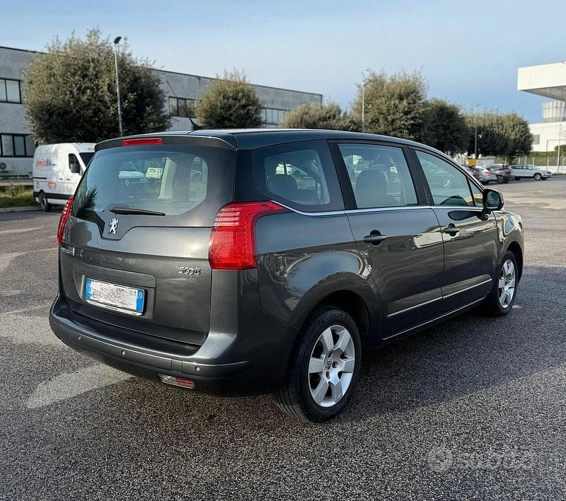 Usata Peugeot 5008 Business-Line 112 CV (82 kW) 2012 Grigio Monovolume