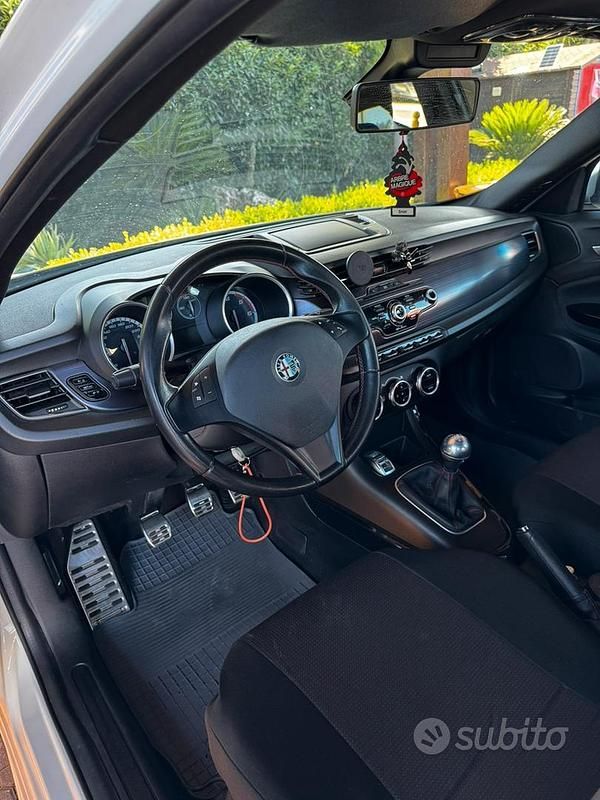 Usata Alfa Romeo Giulietta 105 CV (77 kW) 2011 Bianco Utilitaria