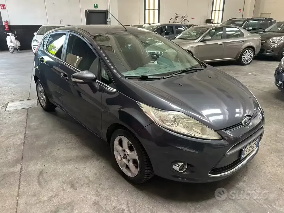 Usata Ford Fiesta Titanium 97 CV (71 kW) 2010 Grigio Berlina