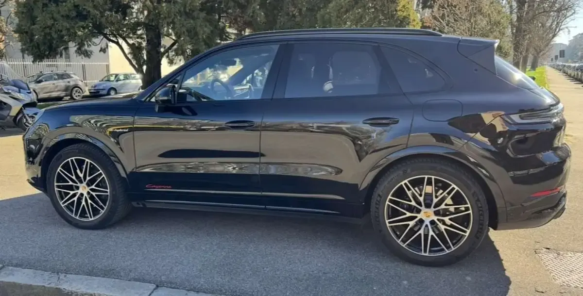 Gebraucht Porsche Cayenne 305 PS (224 kW) 2024 Schwarz SUV
