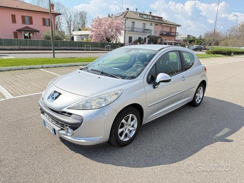 Usata 2009 Peugeot 207 Tre volumi | 2400 € (Ottimo prezzo) - Immagine 1/4