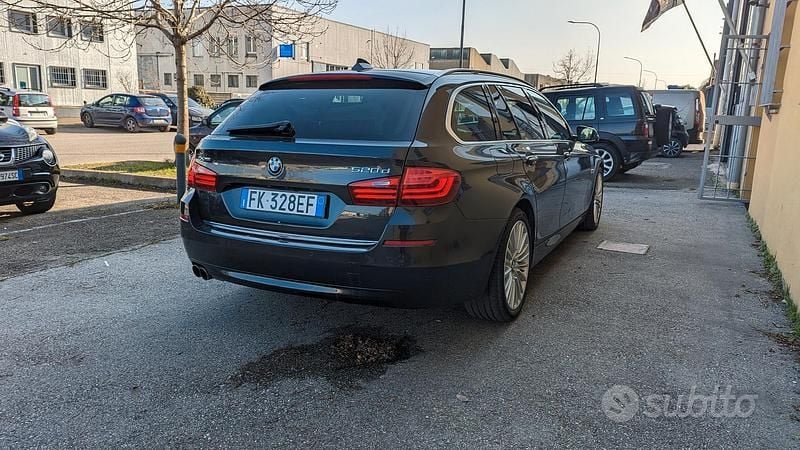 Usata BMW 520 Luxury Line 190 CV (139 kW) 2017 Grigio Station wagon
