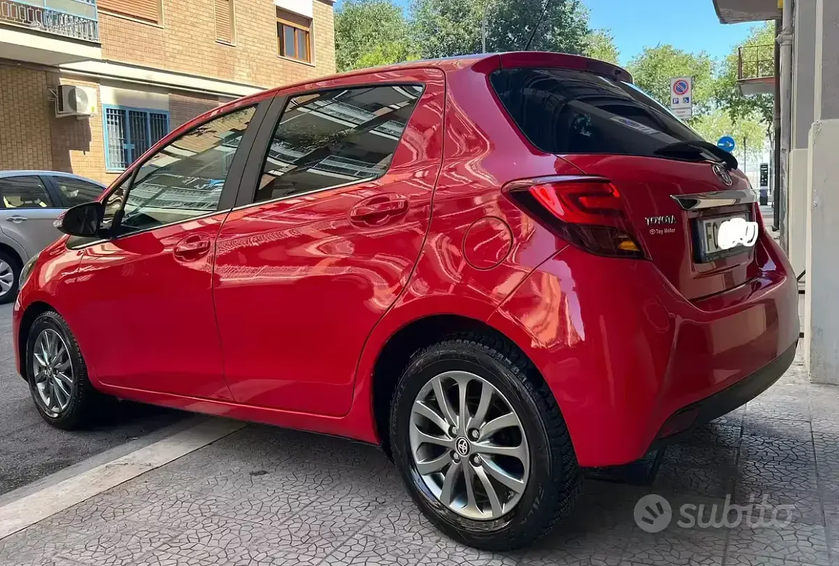 Usata Toyota Yaris Lounge 69 CV (50 kW) 2016 Rosso Berlina