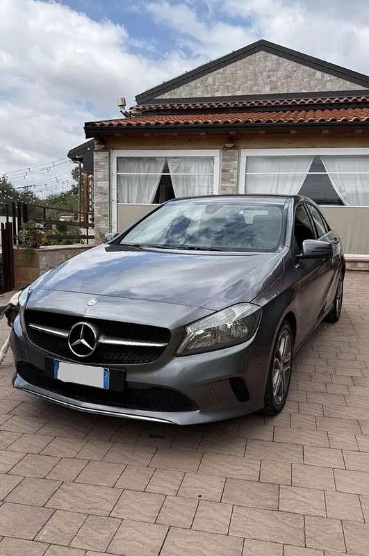 Usata Mercedes A180 Premium 109 CV (80 kW) 2017 Grigio Berlina