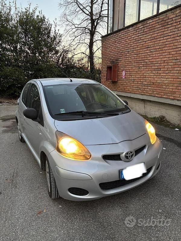 Grigio Usata 2010 Toyota Aygo Due volumi | 3000 € (Buon prezzo) - Immagine 1/4
