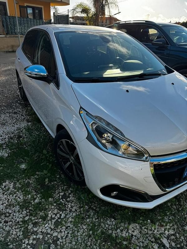 Usata Peugeot 208 Allure 75 CV (55 kW) 2016 Bianco Utilitaria