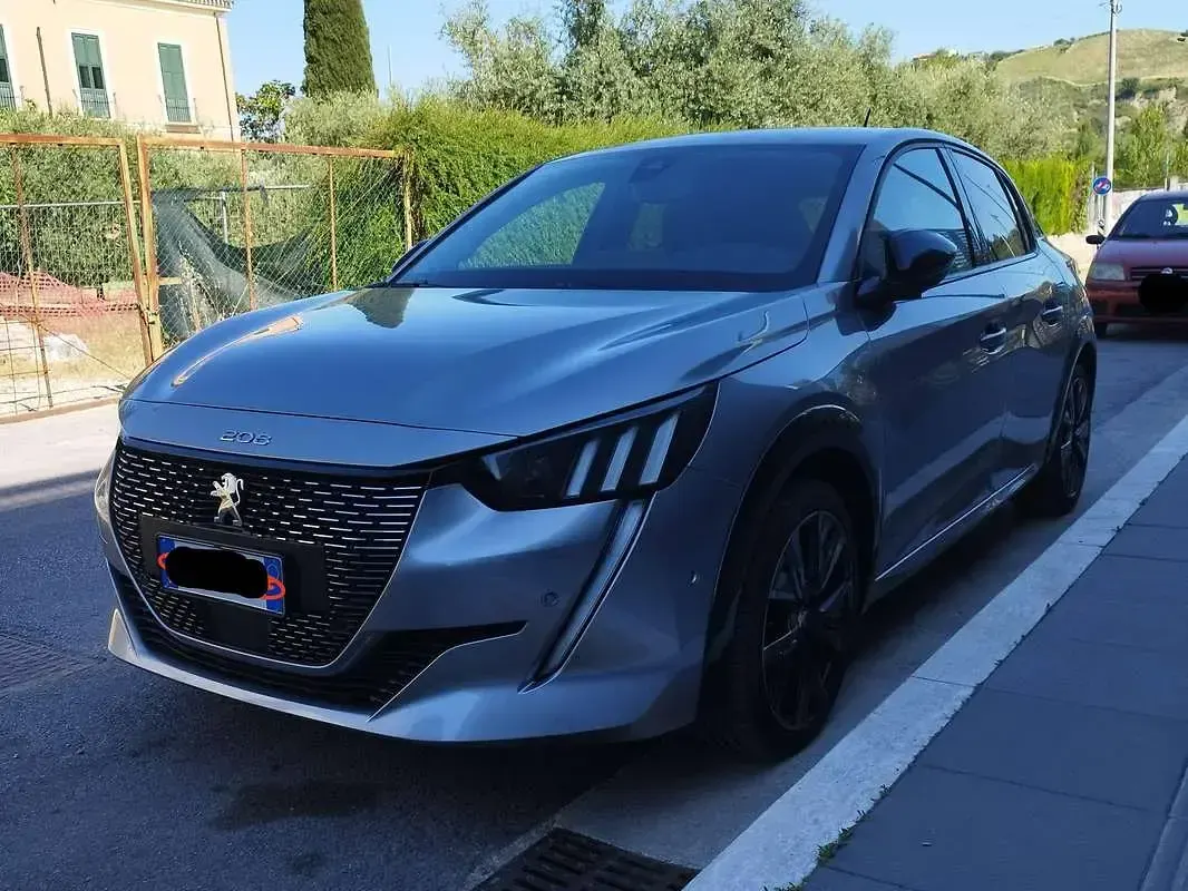 Usata Peugeot 208 GT 102 CV (75 kW) 2021 Grigio Utilitaria