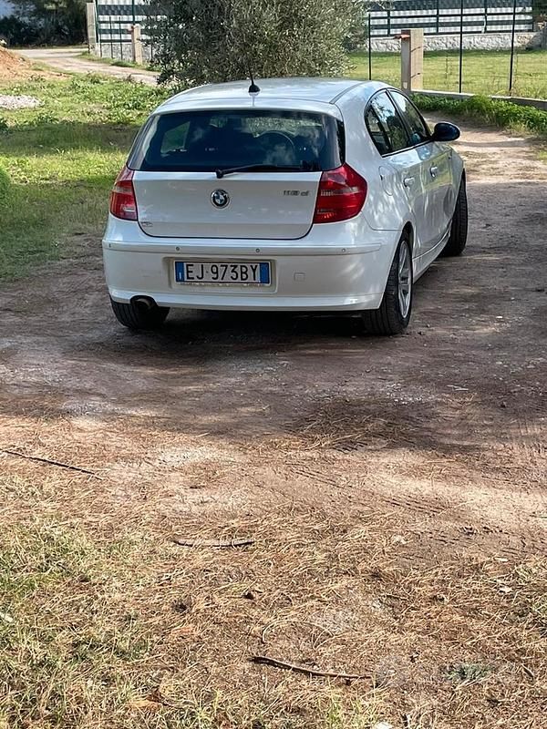 Begagnad BMW 118 143 HK (105 kW) 2010 Vit Halvkombi