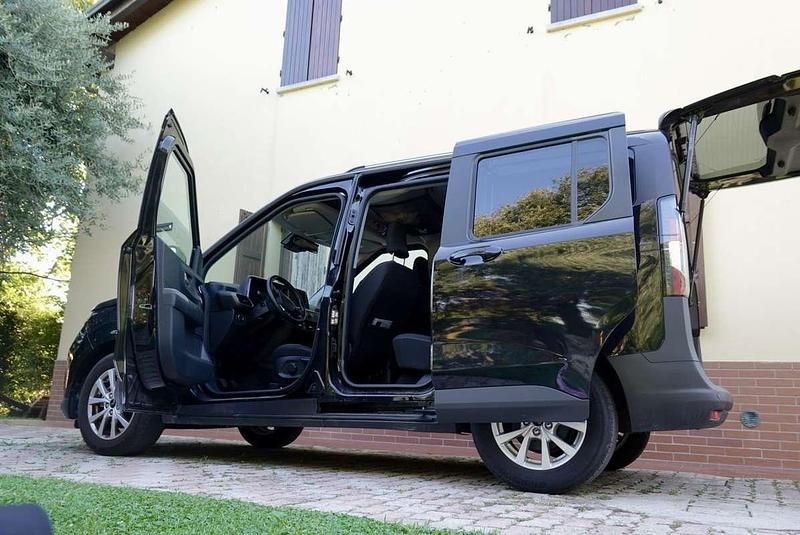 Usata 2024 Ford Tourneo Courier Titanium Monovolume | 22.500 € (Molto cara) - Immagine 1/4