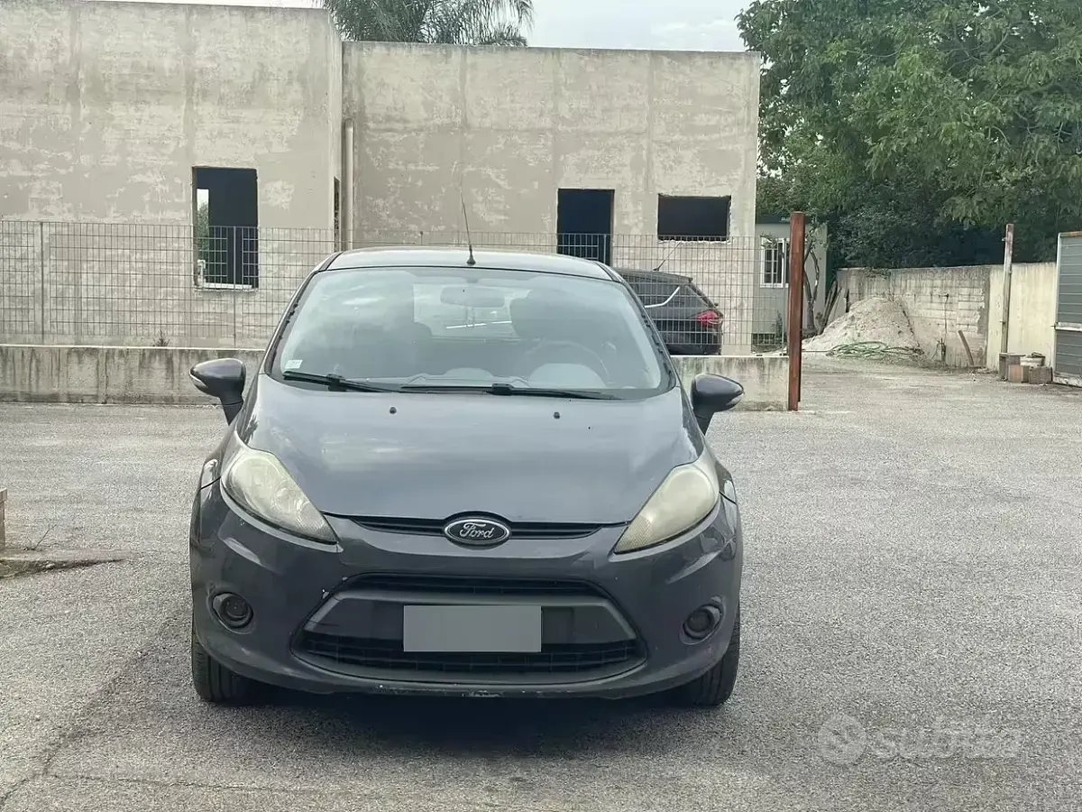 Usata Ford Fiesta 68 CV (50 kW) 2010 Grigio Berlina