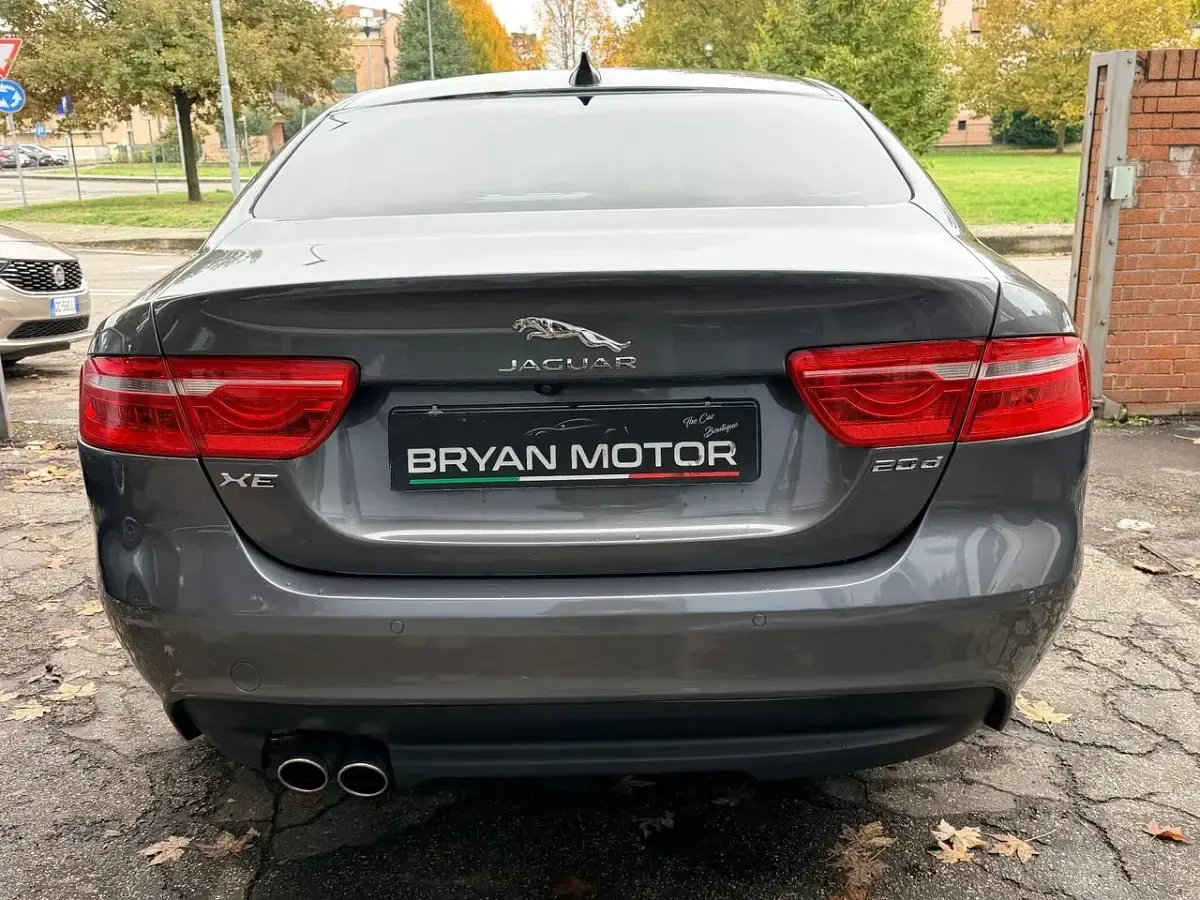 Usata Jaguar XE Prestige 180 CV (132 kW) 2019 Grigio Berlina
