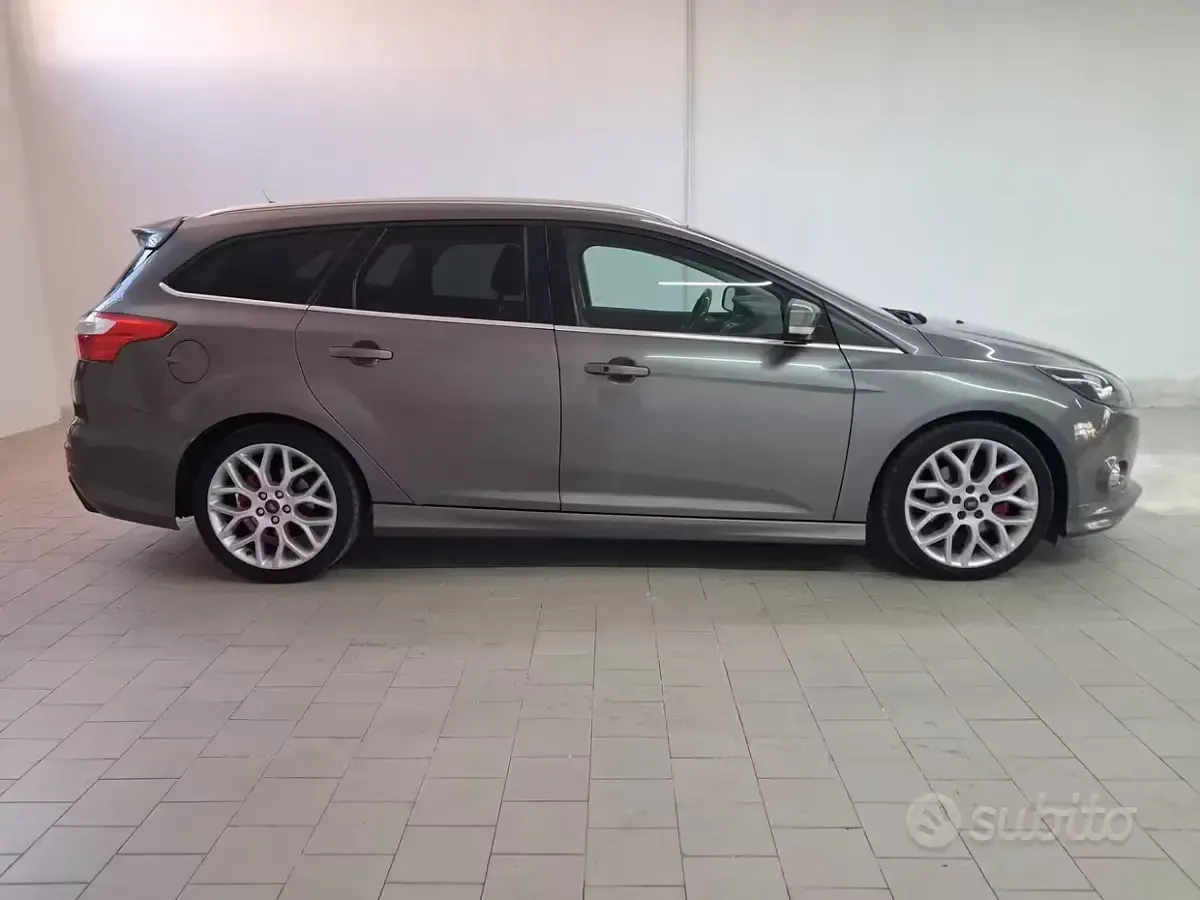 Usata Ford Focus Individual 163 CV (119 kW) 2012 Grigio Station wagon