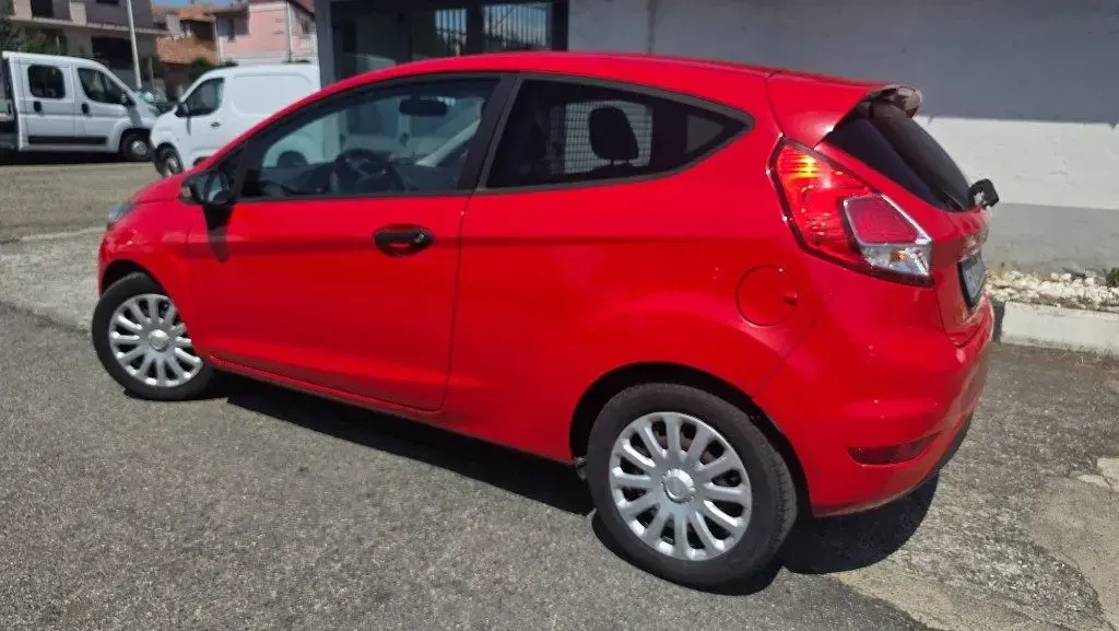 Usata Ford Fiesta 75 CV (55 kW) 2014 Rosso / pastello Utilitaria