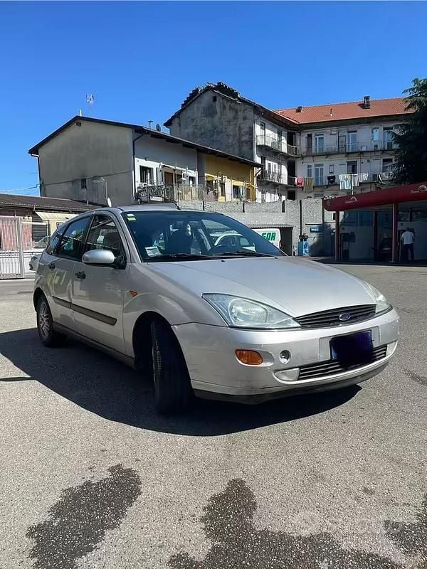 Usata Ford Focus Ghia 100 CV (73 kW) 2001 Utilitaria