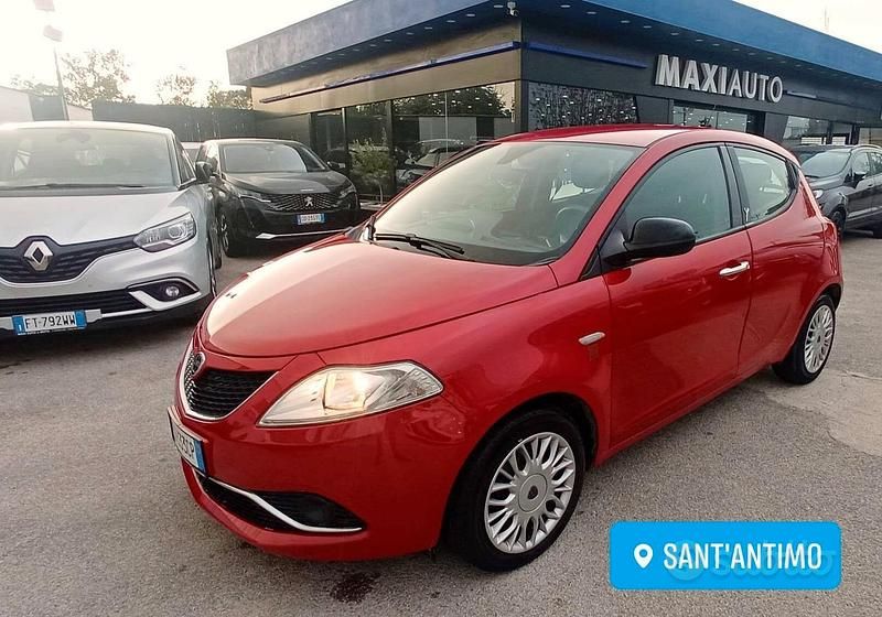 Usata Lancia Ypsilon 69 CV (50 kW) 2015 Rosso Utilitaria