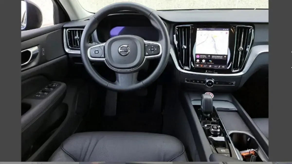 Usata Volvo V60 Core 197 CV (144 kW) 2025 Denim blue metallizzato Station wagon