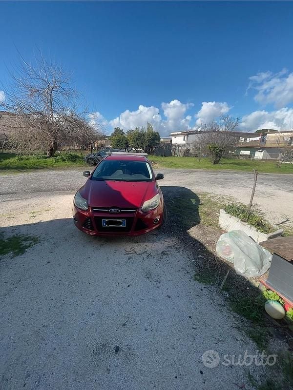 Begagnad Ford Focus Titanium 125 HK (91 kW) 2012 Röd Kombi