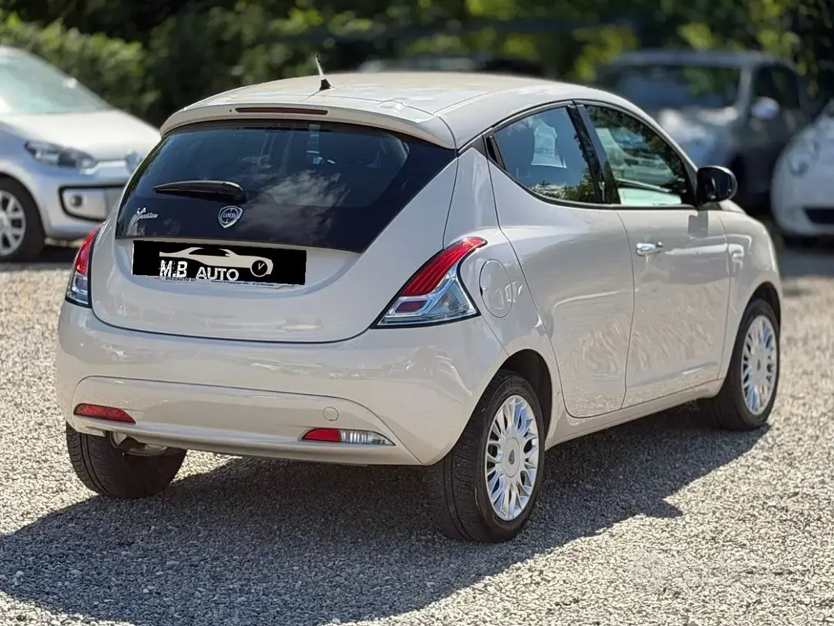 Usata Lancia Ypsilon 69 CV (50 kW) 2018 Beige Utilitaria