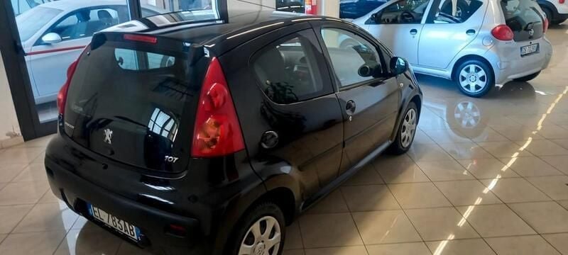 Usata Peugeot 107 Active 67 CV (49 kW) 2012 Nero Utilitaria