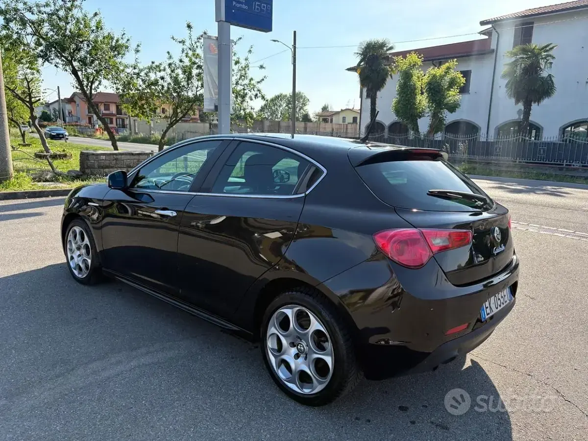 Usata Alfa Romeo Giulietta Progression 170 CV (125 kW) 2011 Marrone Utilitaria