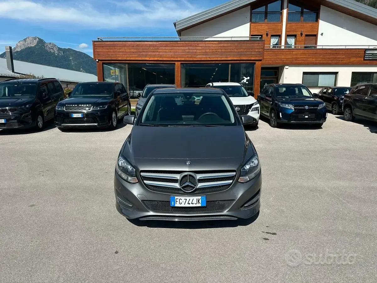 Usata Mercedes B180 Premium 109 CV (80 kW) 2016 Grigio Monovolume