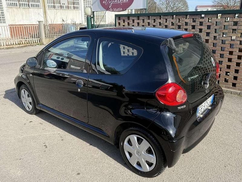 Usata Toyota Aygo Sol 68 CV (50 kW) 2010 Nero Utilitaria