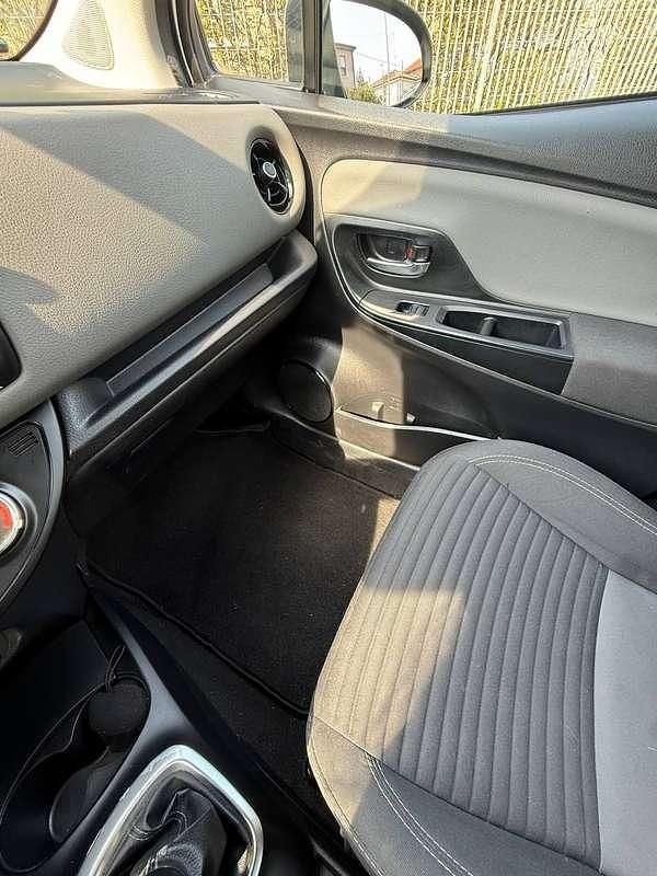 Usata Toyota Yaris 65 CV (47 kW) 2018 Argento Utilitaria