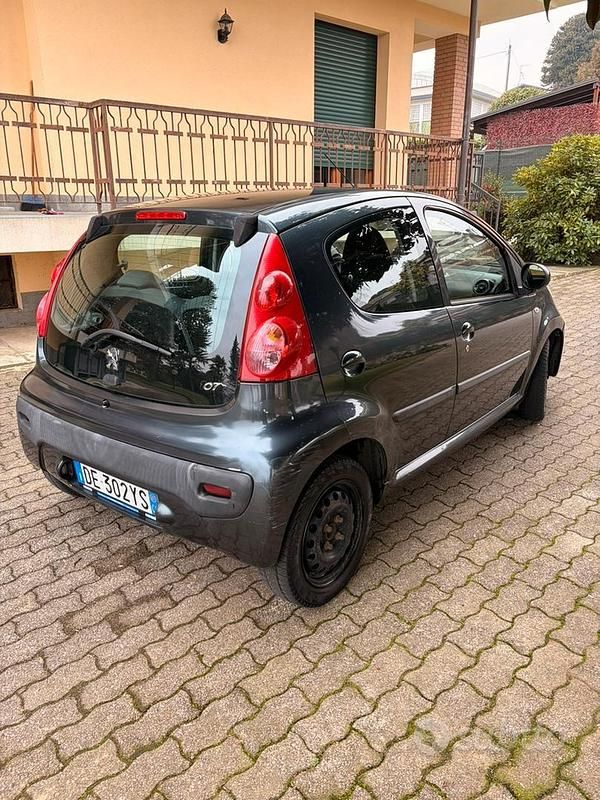 Usata Peugeot 107 68 CV (50 kW) 2007 Grigio Utilitaria