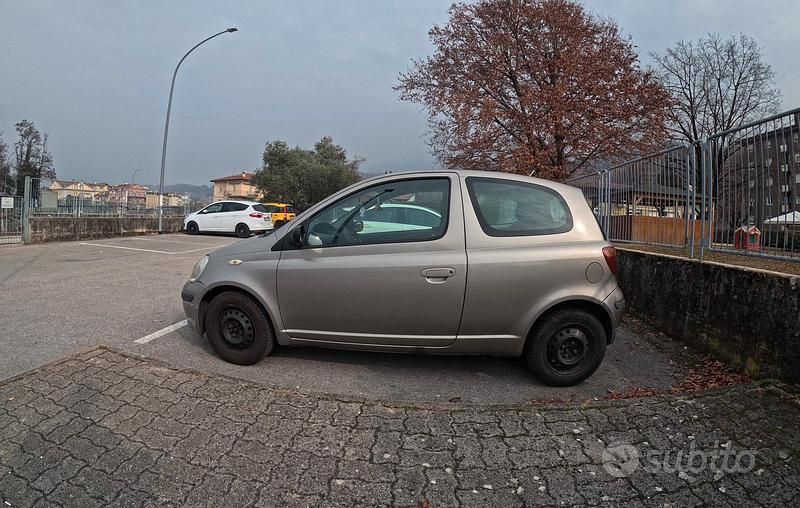 Usata Toyota Yaris Sol 65 CV (47 kW) 2004 Grigio Utilitaria
