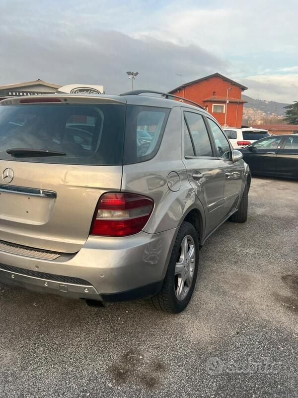 Grigio Usata 2007 Mercedes ML320 SUV | 8800 € (Buon prezzo) - Immagine 1/4