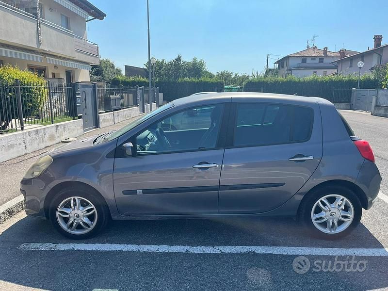 Usata Renault Clio II LE 48 CV (35 kW) 2008 Grigio Berlina