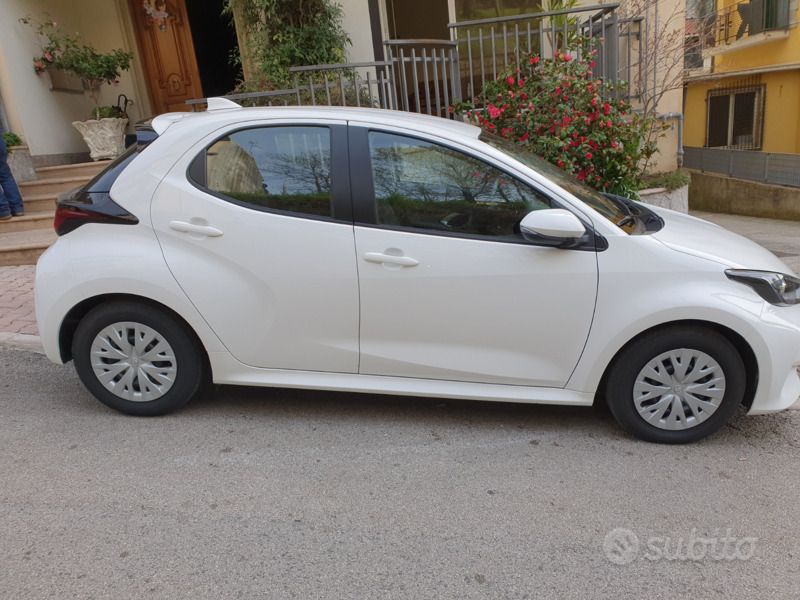 Usata Toyota Yaris Active 120 CV (88 kW) 2021 Bianco Utilitaria